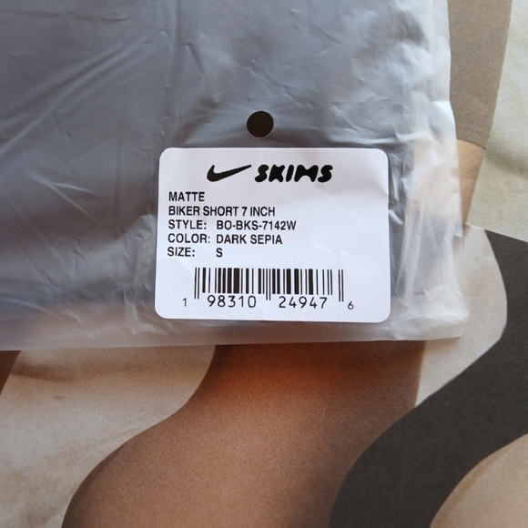 NWT NikeSkims Matte 7" Biker Shorts - Dark Sepia Size Small - Picture 8 of 9